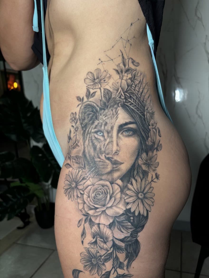 Lionne et amazonne — Tatouage réalisme réalisé par David chez Dodo Tattoo, Saint-Louis (La Réunion)