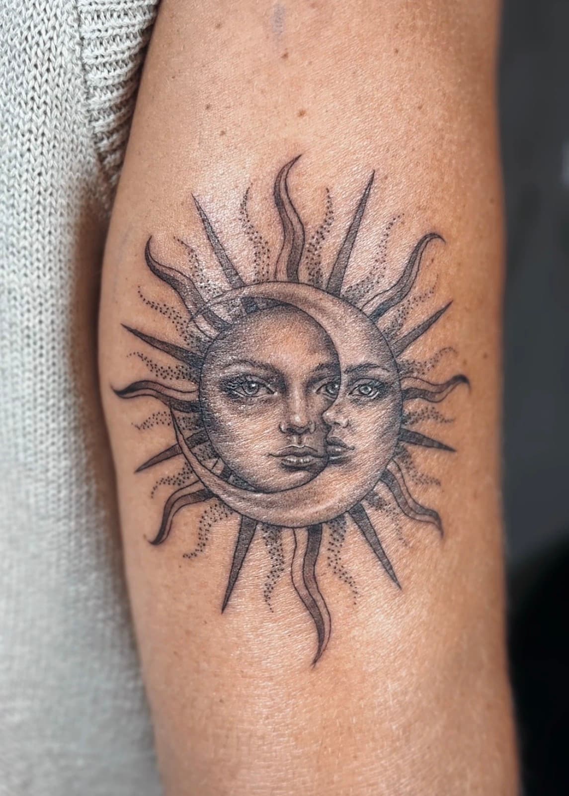 Lune et soleil — Tatouage micro-réalisme réalisé par David chez Dodo Tattoo, Saint-Louis (La Réunion)