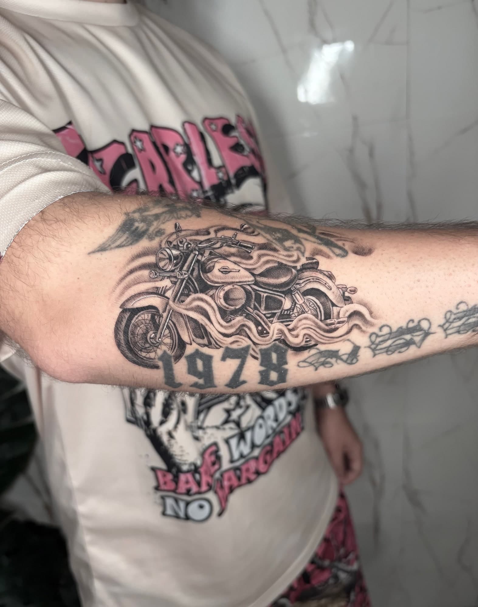 Moto 1978 — Tatouage réalisme réalisé par David chez Dodo Tattoo, Saint-Louis (La Réunion)