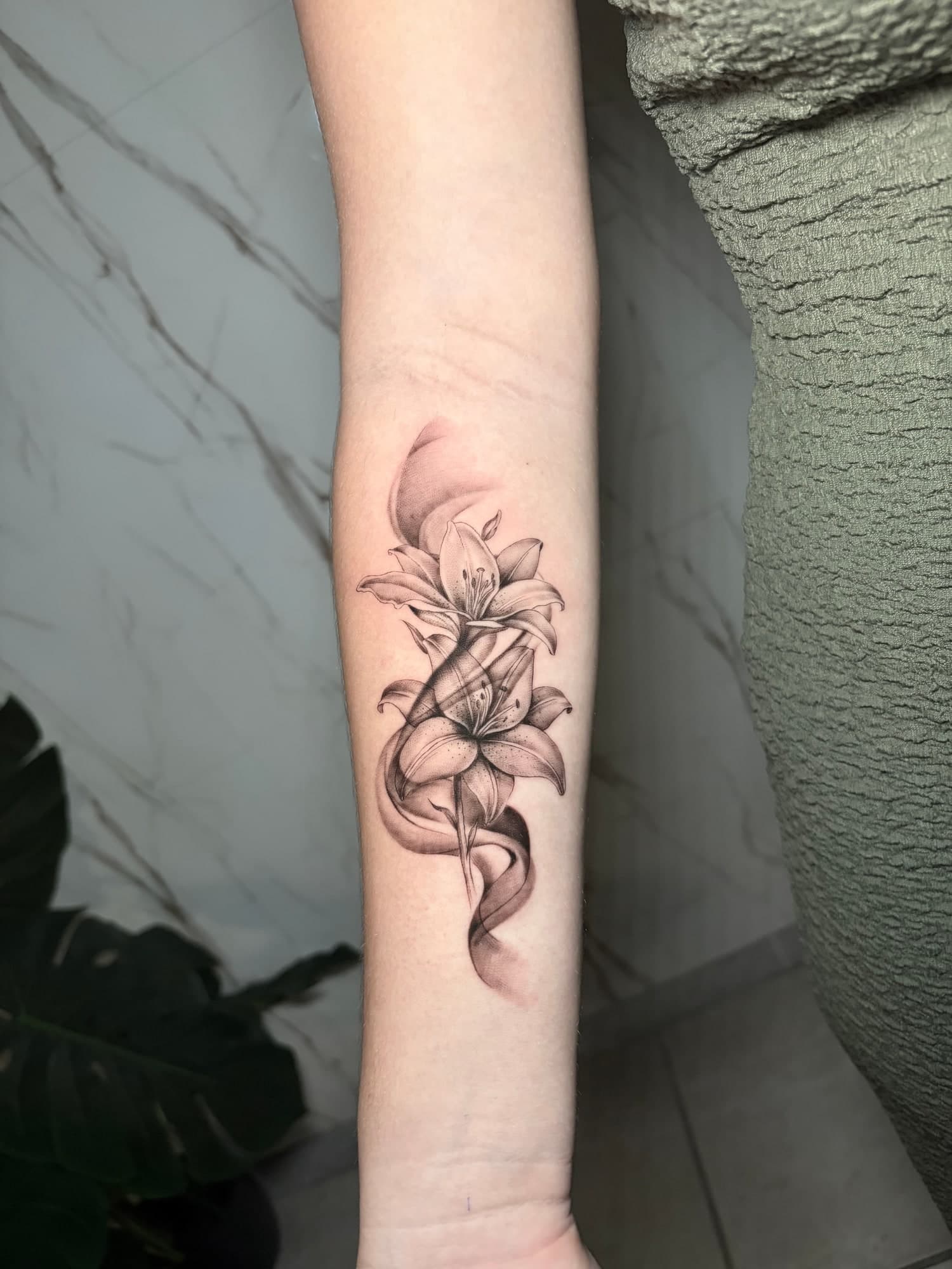 Lys — Tatouage fine line réalisé par David chez Dodo Tattoo, Saint-Louis (La Réunion)