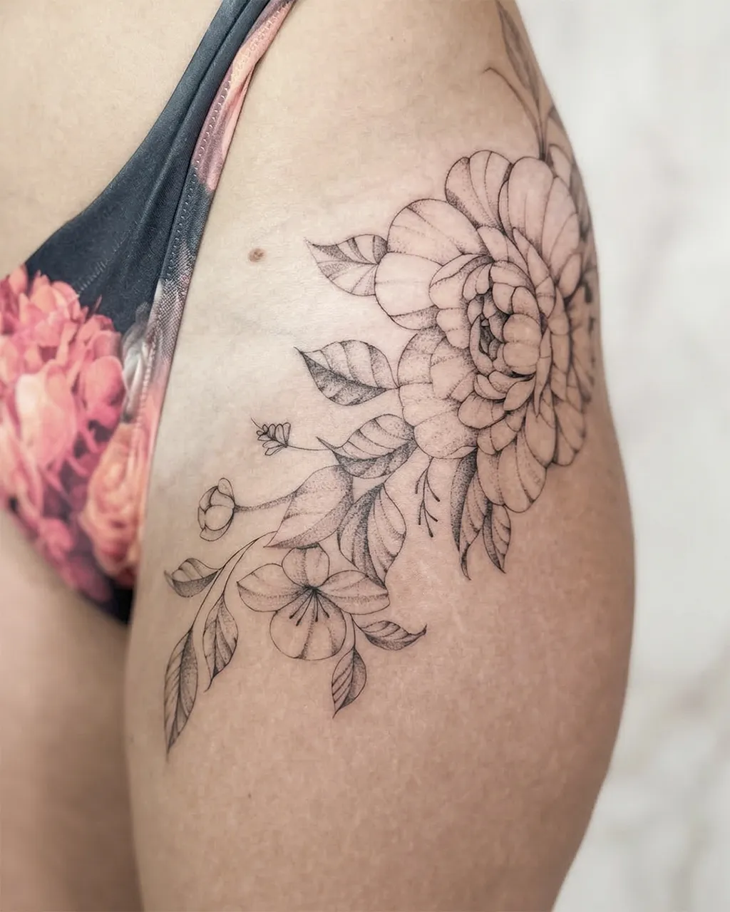 Tatouage floral réalisé par Mathieu chez Dodo Tattoo, Saint-Louis (La Réunion)
