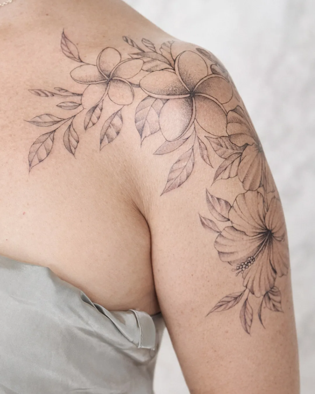 Tatouage floral réalisé par Mathieu chez Dodo Tattoo, Saint-Louis (La Réunion)