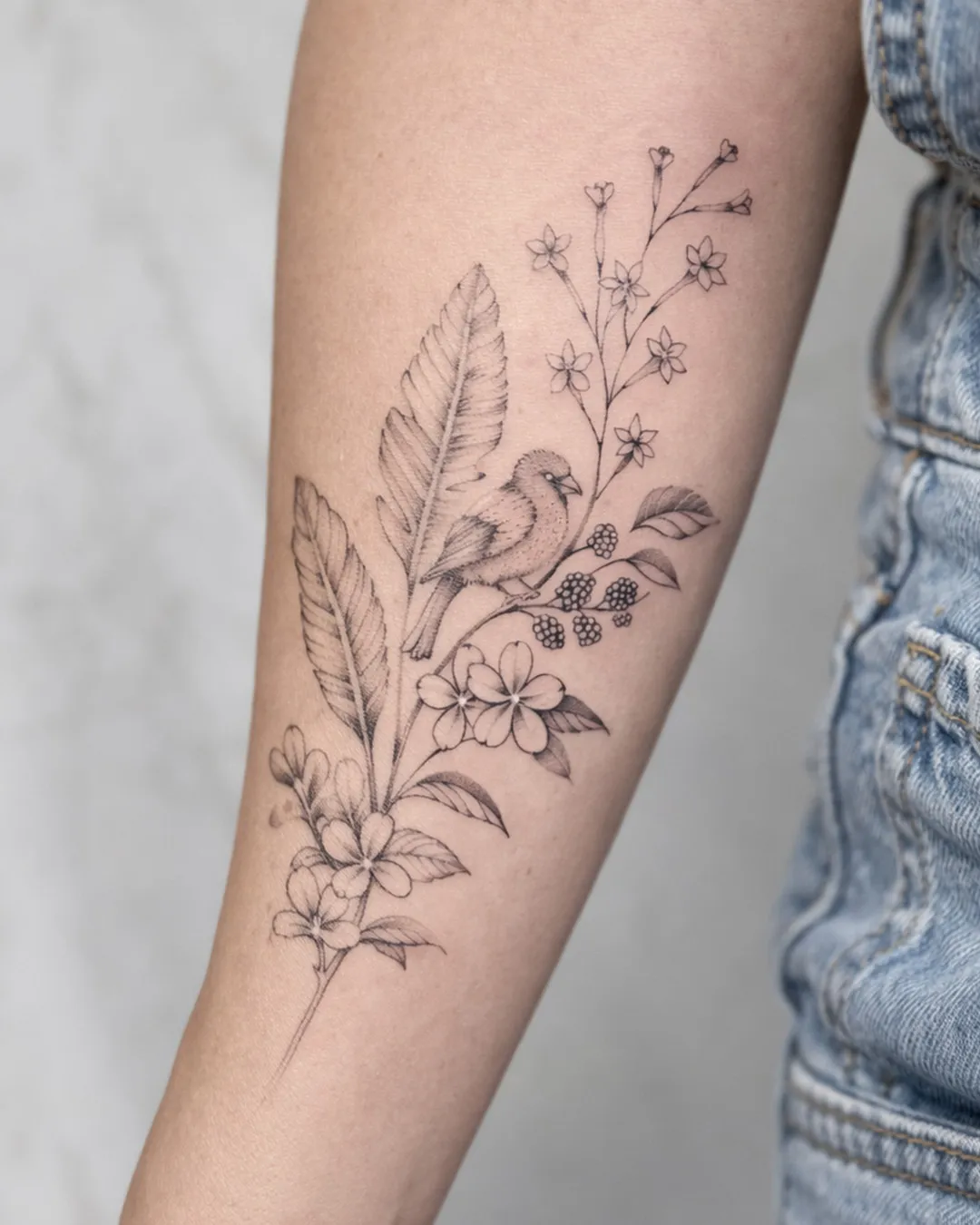 Tatouage floral réalisé par Mathieu chez Dodo Tattoo, Saint-Louis (La Réunion)