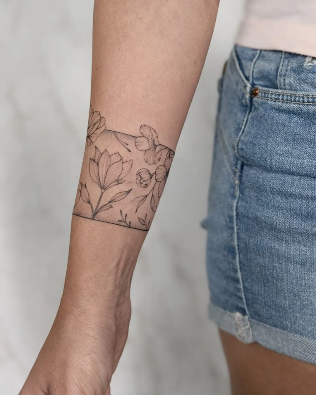 Tatouage floral réalisé par Mathieu chez Dodo Tattoo, Saint-Louis (La Réunion)