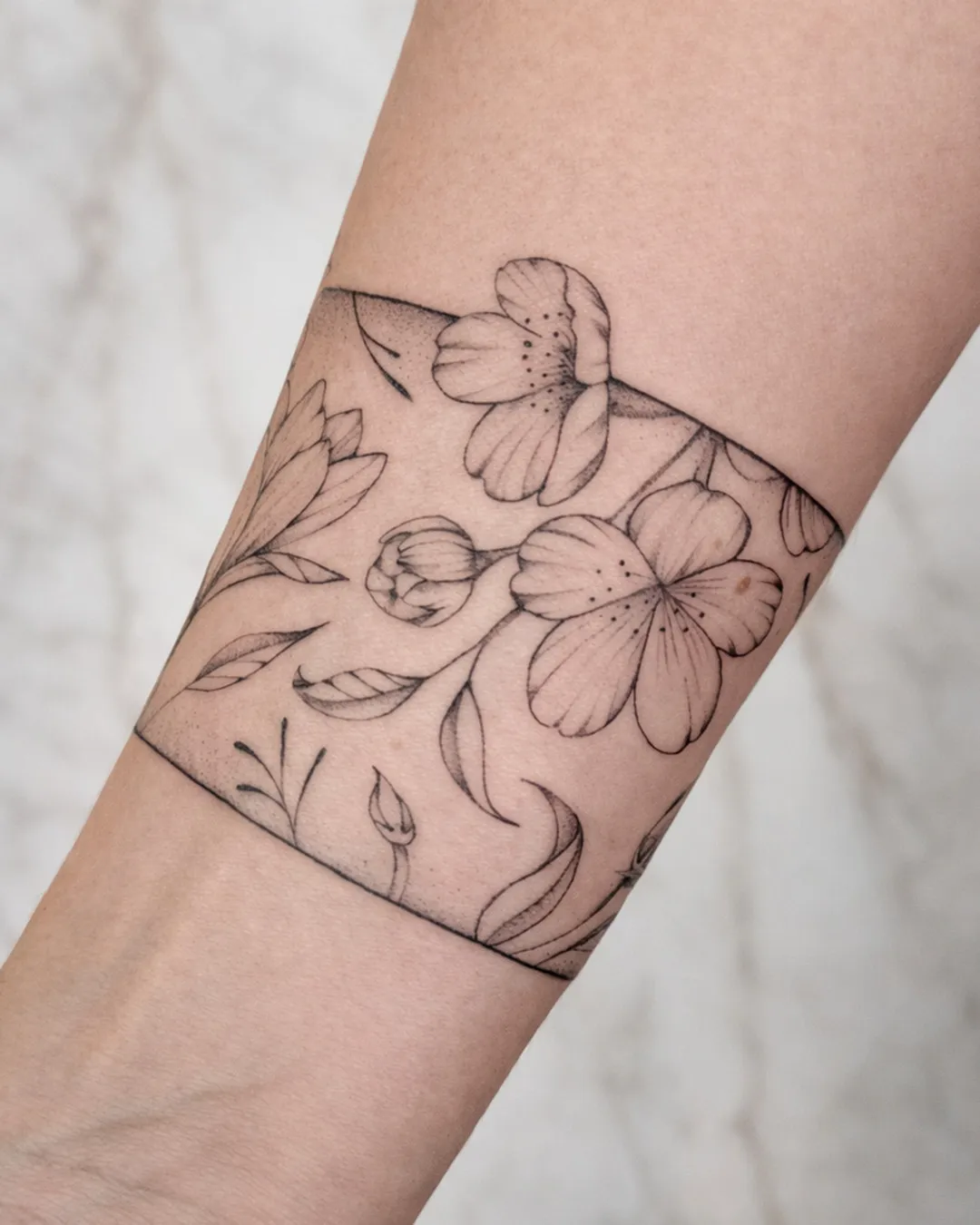 Tatouage floral réalisé par Mathieu chez Dodo Tattoo, Saint-Louis (La Réunion)