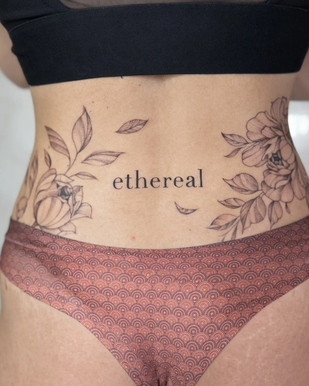 Tatouage floral réalisé par Mathieu chez Dodo Tattoo, Saint-Louis (La Réunion)