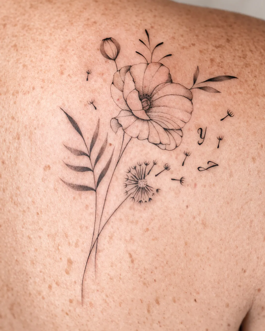 Tatouage floral réalisé par Mathieu chez Dodo Tattoo, Saint-Louis (La Réunion)
