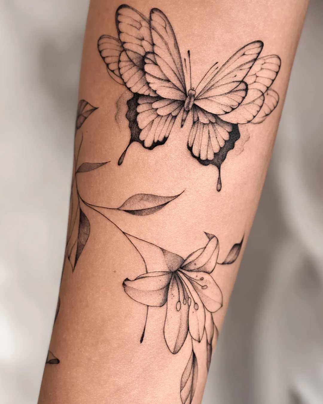 Tatouage fine line réalisé par Mathieu chez Dodo Tattoo, Saint-Louis (La Réunion)